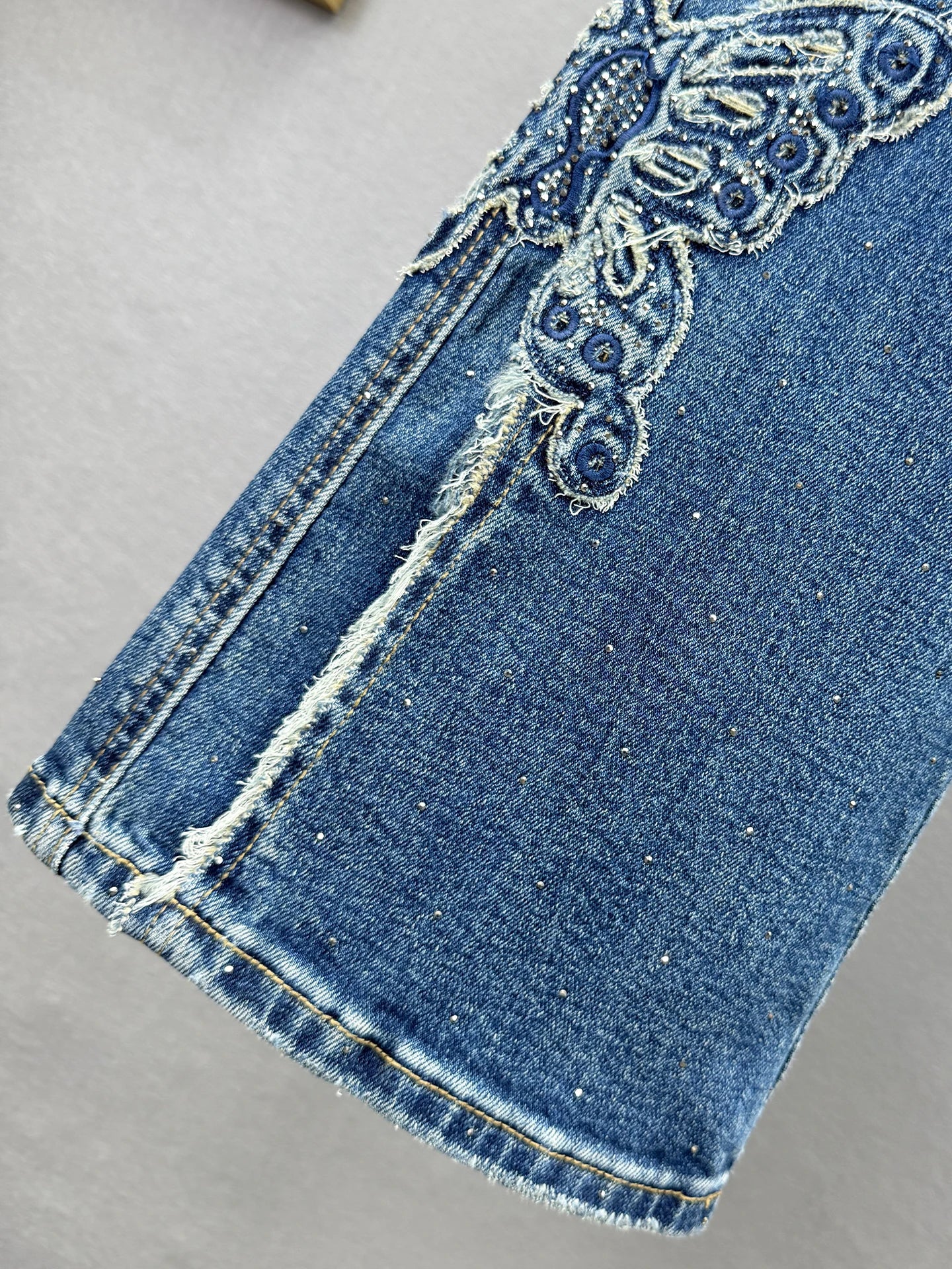 Skinny Flared Jeans for Women, 2025 Autumn New Elastic High Waist Slim Fit European Style Rhinestone Frayed Hem Extended Pants